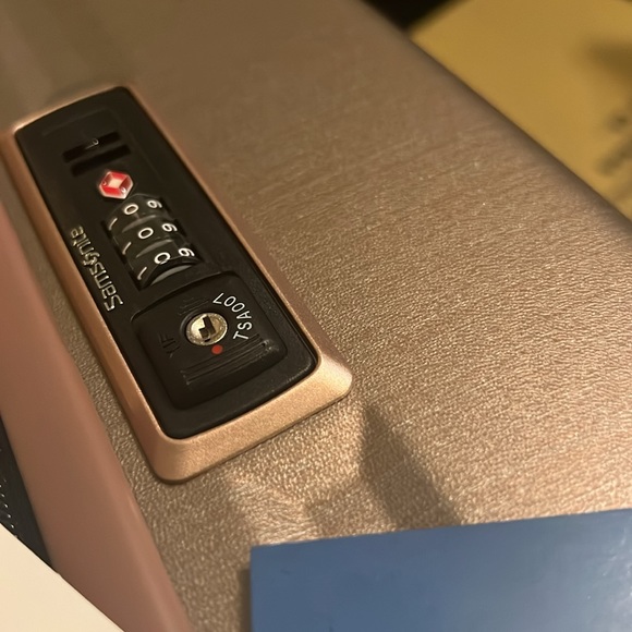 NOVAIRE Samsonite Large Spinner - Picture 6 of 8